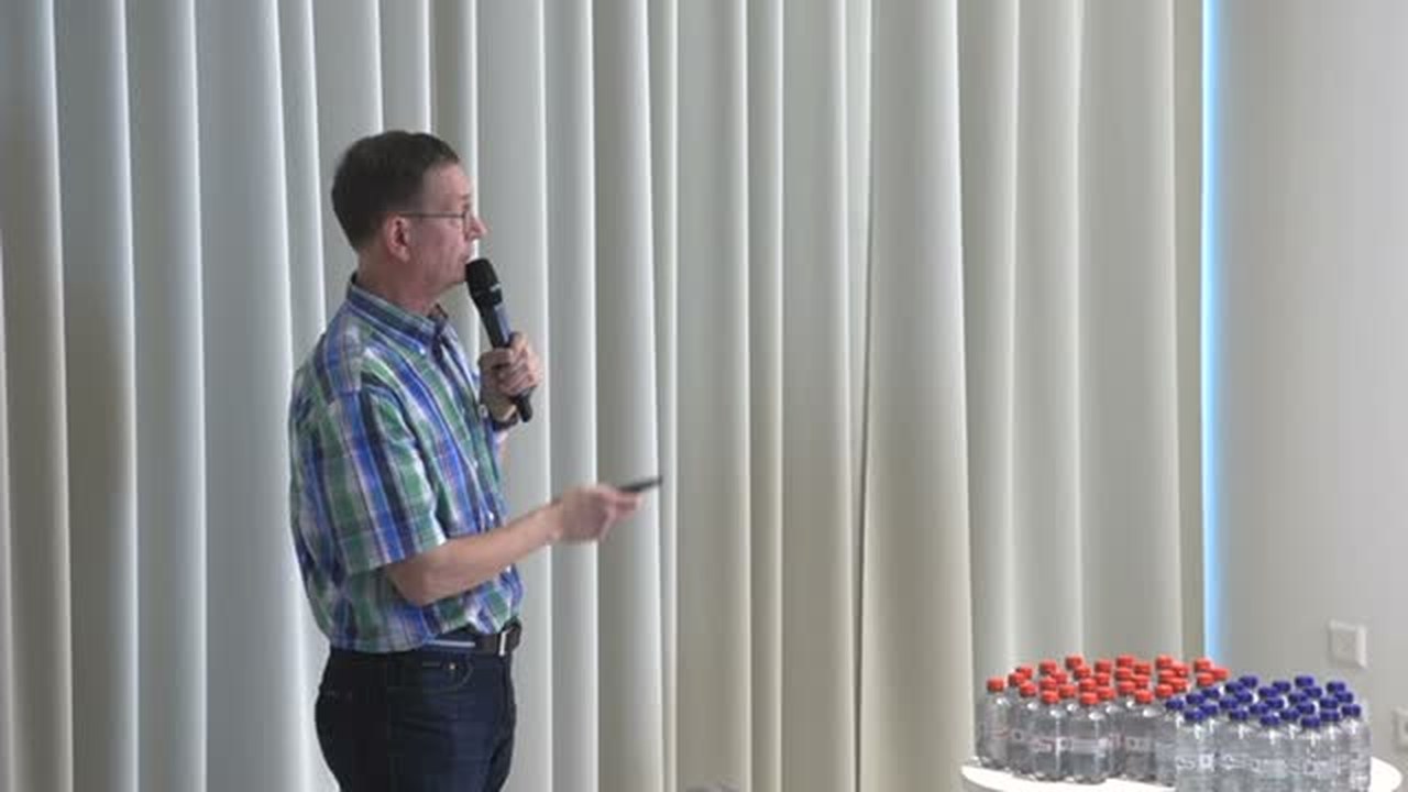 Dr. Dominique Ambros tijdens de getuigenis op het congres