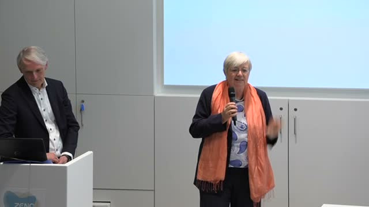 Dr. Marion Debus tijdens haar lezing op het congres
